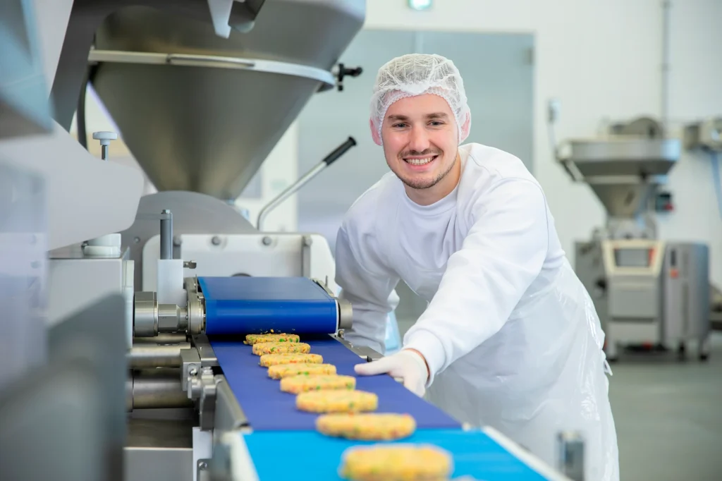 Operario de máquina alimentos handtmann innovación y tecnología líder